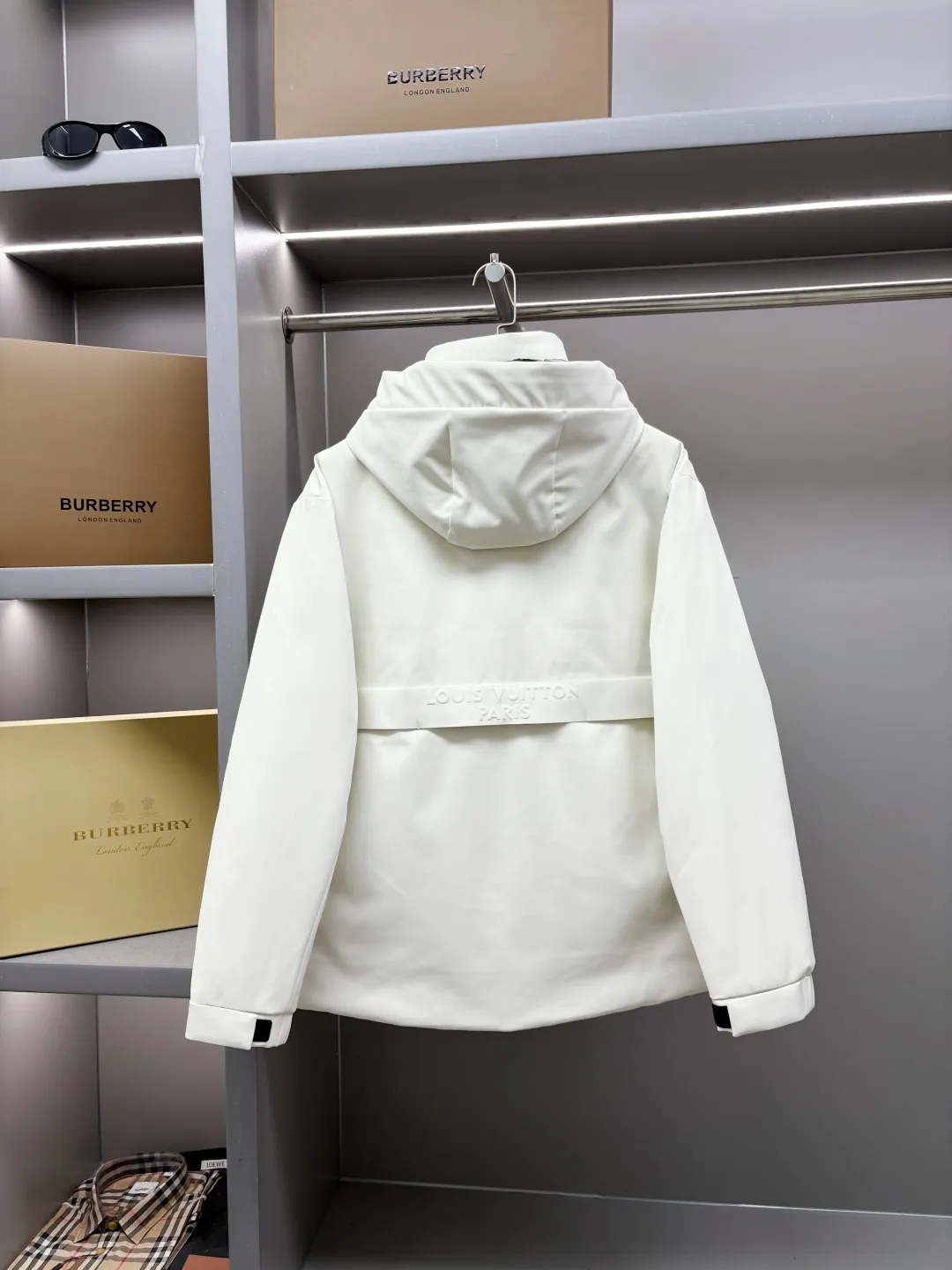 🅿️1440 LV Louis Vuitton's new lettered down jacket is rarely available through trading company channels, and will be sold simultaneously on the official website! V's new down jacket is a popular fashion item this winter. The fabric is made of customized high-density technical fiber blend material, which has excellent windproof, waterproof and anti-velvet capabilities! This means you can wear it outside in the cold winter months with confidence and stay dry and warm whether it’s windy, rainy or snowy! This design not only increases the overall sense of layering, but also makes you look more outstanding when wearing it!  The interior is filled with European standard imported 90 white goose down. The interior is divided into sections through horizontal quilting technology, making the down jacket full and fluffy. It not only provides sufficient warmth, but also maintains a light feeling, making you more comfortable when wearing it! As well as hardware accessories engraved with the brand's logo, it shows luxurious and elegant details! The casual and versatile version, whether you are a boy or a girl, can easily interpret different styles, making you the center of attention in different occasions! Size: M-XXXL Color: black beige
